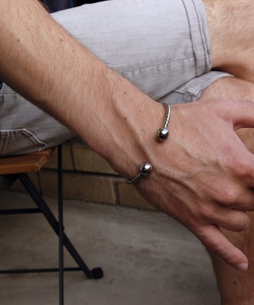 tone（トーン）の「kare/ダブルボールツイストバングル　サージカルステンレス 316L　メンズ・レディース兼用【 汗・水に強い 】（バングル/リストバンド・レディース・シルバー・FREE）」の4枚目の写真