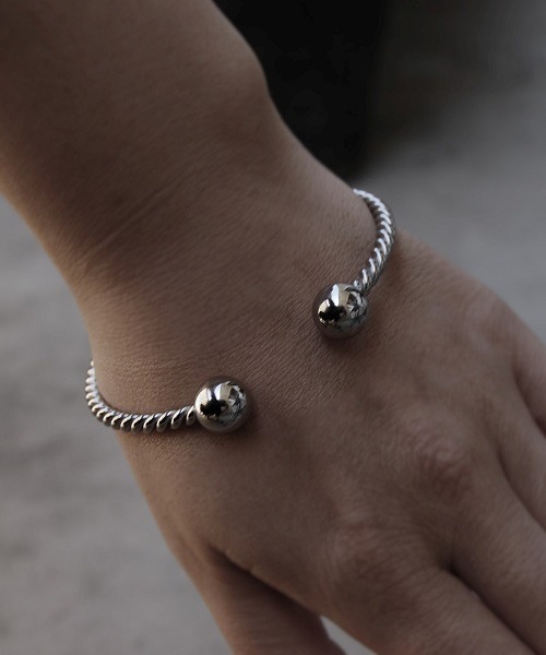 tone（トーン）の「kare/ダブルボールツイストバングル　サージカルステンレス 316L　メンズ・レディース兼用【 汗・水に強い 】（バングル/リストバンド・レディース・シルバー・FREE）」の5枚目の写真