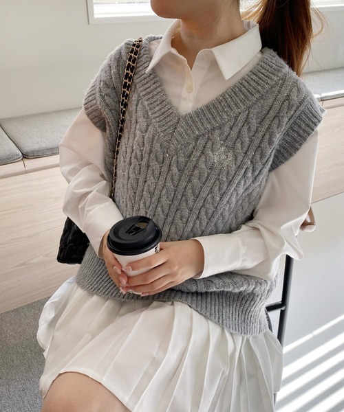one after another NICE CLAUP（ワンアフターアナザーナイスクラップ）の「ワンポイント刺繍ケーブルニットベスト（ベスト・レディース・アイボリー/グレー/チャコールグレー・FREE）」の3枚目の写真