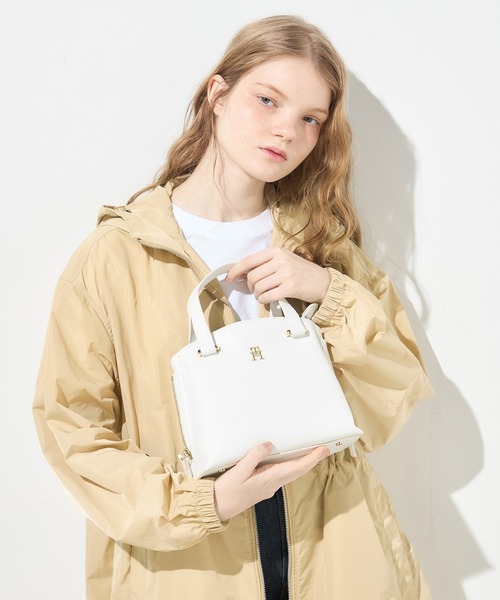 TOMMY HILFIGER（トミーヒルフィガー）の「【FUDGE掲載】モダンミニトートバッグ（ショルダーバッグ・レディース・ブラック/グリーン/ホワイト/カーキ/グリーン系その他・FREE）」の2枚目の写真