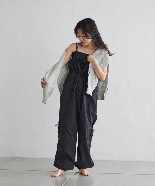 Franklin Climbing(フランクリンクライミング)の「【Retreat】ギャザーカーゴサロペット《UVカット・撥水》(サロペット/オーバーオール・レディース・ブラック/ベージュ・ONE SIZE)」の2枚目の写真