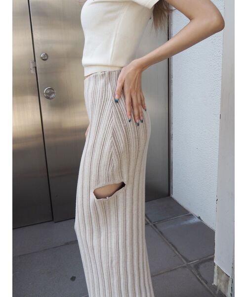 EVRIS（エヴリス）の「サイドスラッシュリブニットロングスカート（スカート・レディース・ホワイト/ネイビー/ブラック・FREE）」の15枚目の写真