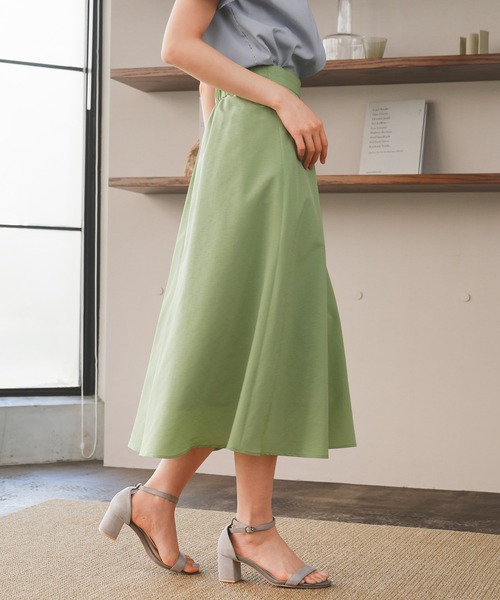 TRUDEA(トルディア)の「サイドタックプリーツロングスカート(スカート・レディース・アイボリー/グリーン・SMALL/MEDIUM/LARGE)」の5枚目の写真