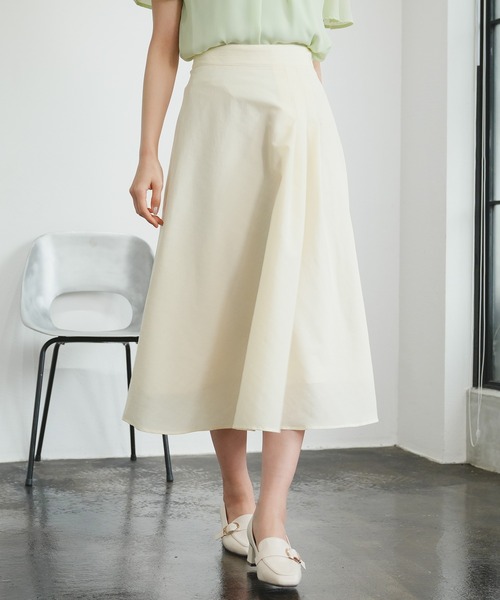 TRUDEA(トルディア)の「サイドタックプリーツロングスカート(スカート・レディース・アイボリー/グリーン・SMALL/MEDIUM/LARGE)」の11枚目の写真