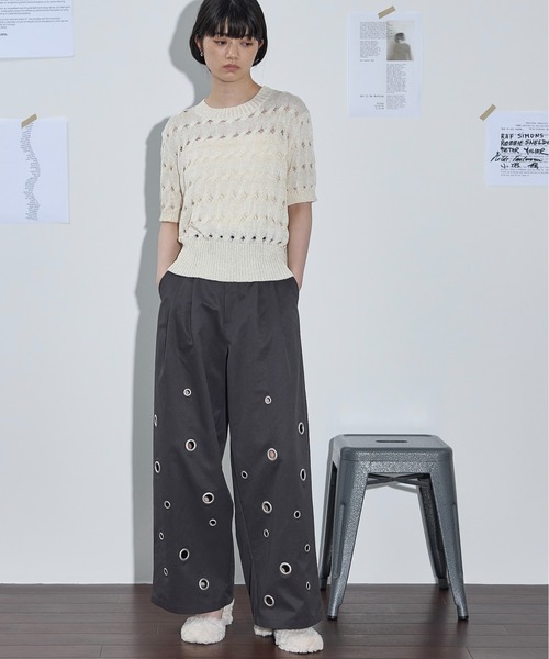 THE YOn(ザヨン)の「アイレットヘムダブルタックワイドパンツ(チノパンツ・レディース・チャコールグレー/ライトブラウン/アイボリー・S/M)」の3枚目の写真