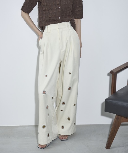 THE YOn(ザヨン)の「アイレットヘムダブルタックワイドパンツ(チノパンツ・レディース・チャコールグレー/ライトブラウン/アイボリー・S/M)」の2枚目の写真