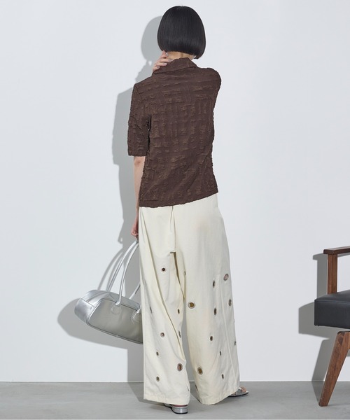 THE YOn(ザヨン)の「アイレットヘムダブルタックワイドパンツ(チノパンツ・レディース・チャコールグレー/ライトブラウン/アイボリー・S/M)」の4枚目の写真