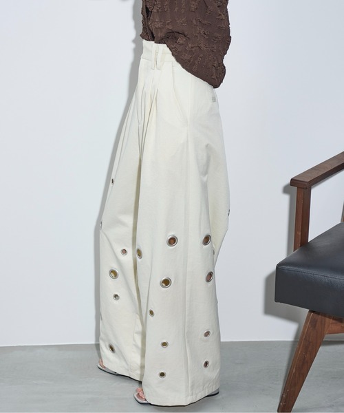 THE YOn(ザヨン)の「アイレットヘムダブルタックワイドパンツ(チノパンツ・レディース・チャコールグレー/ライトブラウン/アイボリー・S/M)」の10枚目の写真