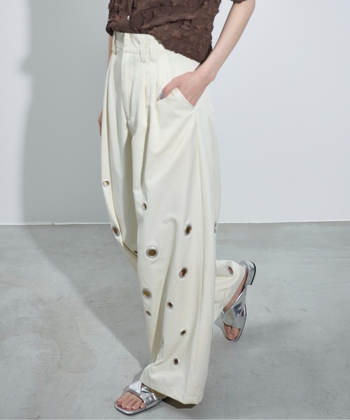 THE YOn(ザヨン)の「アイレットヘムダブルタックワイドパンツ(チノパンツ・レディース・チャコールグレー/ライトブラウン/アイボリー・S/M)」の8枚目の写真