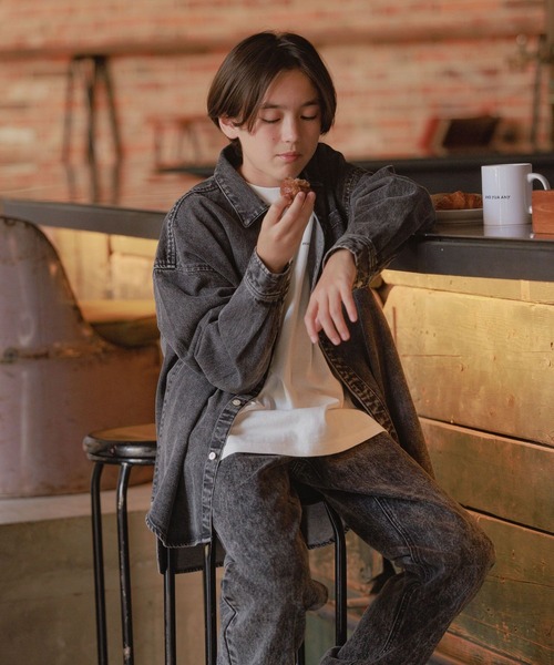 GLOBAL WORK(グローバルワーク)の「大人見えデニムシャツ/AND YUA ANY/115723(シャツ/ブラウス・キッズ・ブラック/ワンウォッシュ・FREE)」の1枚目の写真