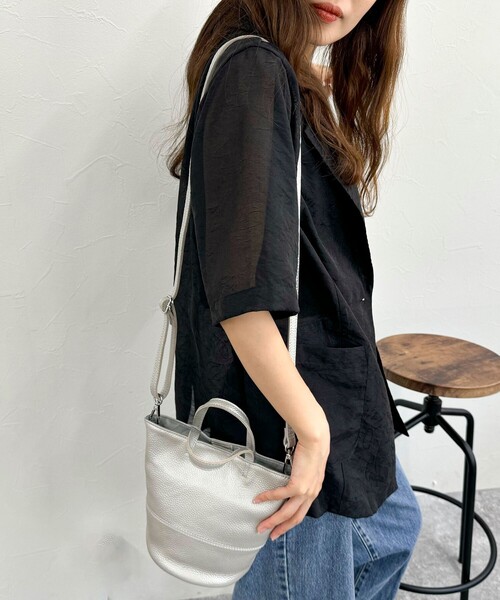 fredy emue（フレディエミュ）の「シュリンクレザーバケツトートバック（ショルダーバッグ・レディース・ブラック/シルバー・FREE）」の3枚目の写真