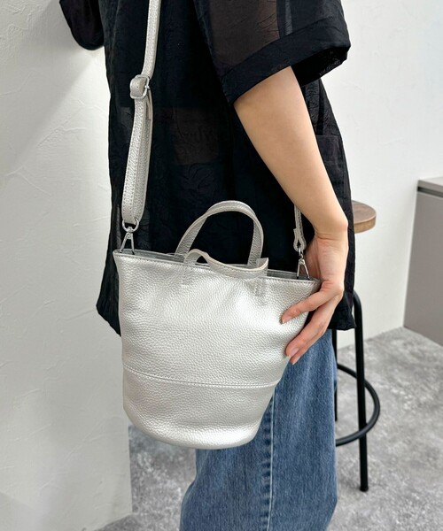 fredy emue（フレディエミュ）の「シュリンクレザーバケツトートバック（ショルダーバッグ・レディース・ブラック/シルバー・FREE）」の4枚目の写真