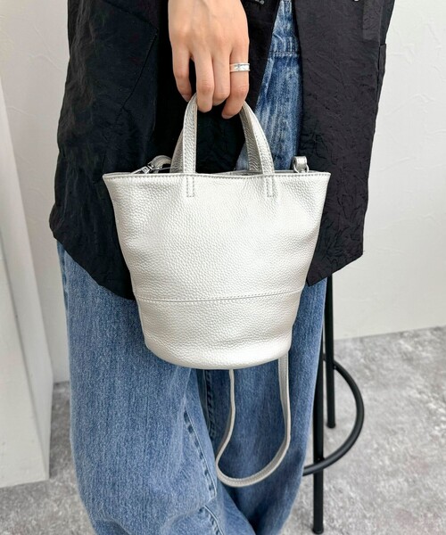 fredy emue（フレディエミュ）の「シュリンクレザーバケツトートバック（ショルダーバッグ・レディース・ブラック/シルバー・FREE）」の5枚目の写真