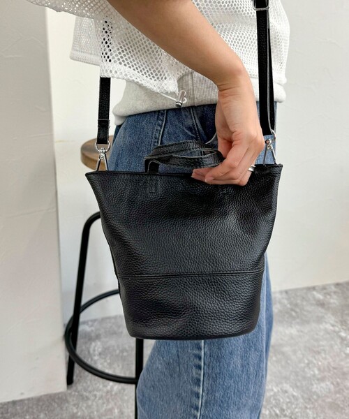 fredy emue（フレディエミュ）の「シュリンクレザーバケツトートバック（ショルダーバッグ・レディース・ブラック/シルバー・FREE）」の7枚目の写真