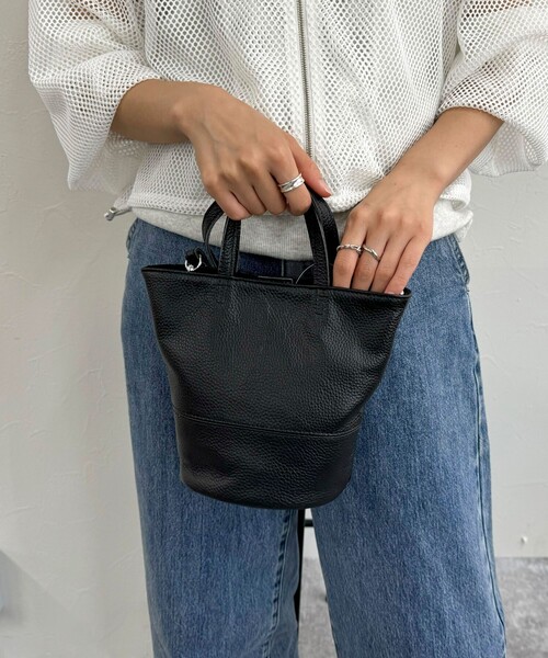 fredy emue（フレディエミュ）の「シュリンクレザーバケツトートバック（ショルダーバッグ・レディース・ブラック/シルバー・FREE）」の8枚目の写真