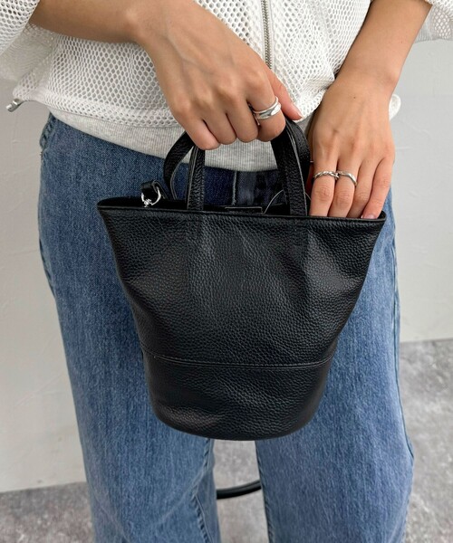 fredy emue（フレディエミュ）の「シュリンクレザーバケツトートバック（ショルダーバッグ・レディース・ブラック/シルバー・FREE）」の9枚目の写真