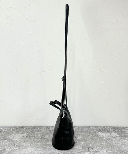 fredy emue（フレディエミュ）の「シュリンクレザーバケツトートバック（ショルダーバッグ・レディース・ブラック/シルバー・FREE）」の12枚目の写真