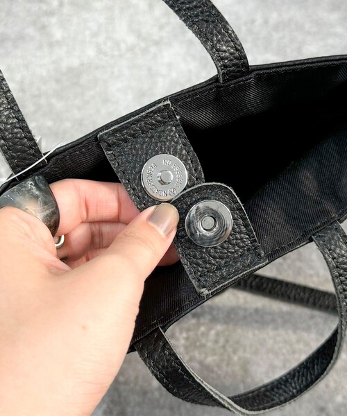 fredy emue（フレディエミュ）の「シュリンクレザーバケツトートバック（ショルダーバッグ・レディース・ブラック/シルバー・FREE）」の20枚目の写真