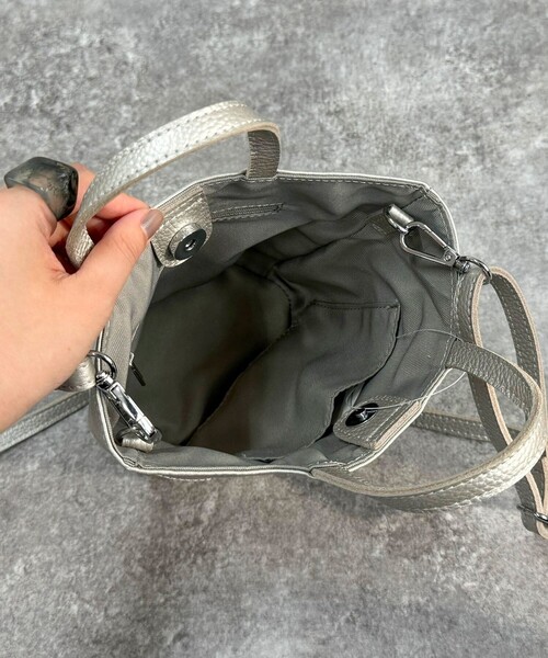 fredy emue（フレディエミュ）の「シュリンクレザーバケツトートバック（ショルダーバッグ・レディース・ブラック/シルバー・FREE）」の22枚目の写真