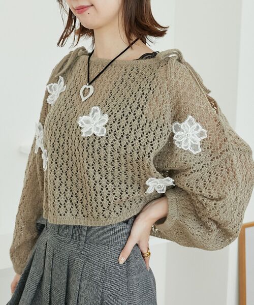 MAJESTIC LEGON(マジェスティックレゴン)の「肩あき花モチーフ透かしニット(ニット/セーター・レディース・アイボリー/ピンクベージュ/ブルー/モカ・MEDIUM)」の10枚目の写真