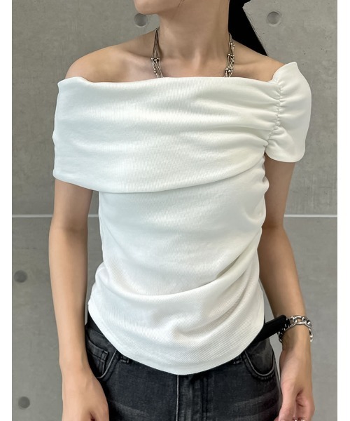 Re:EDIT(リエディ)の「リブカットソーアシンメトリーオフショルトップス(Tシャツ/カットソー・レディース・ブラウン/ホワイト/ブラック・LARGE/MEDIUM)」の1枚目の写真