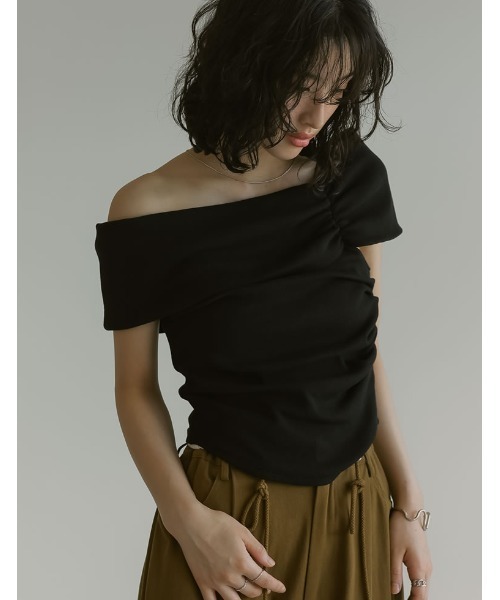 Re:EDIT(リエディ)の「リブカットソーアシンメトリーオフショルトップス(Tシャツ/カットソー・レディース・ブラウン/ホワイト/ブラック・LARGE/MEDIUM)」の6枚目の写真