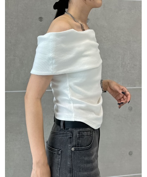 Re:EDIT(リエディ)の「リブカットソーアシンメトリーオフショルトップス(Tシャツ/カットソー・レディース・ブラウン/ホワイト/ブラック・LARGE/MEDIUM)」の13枚目の写真