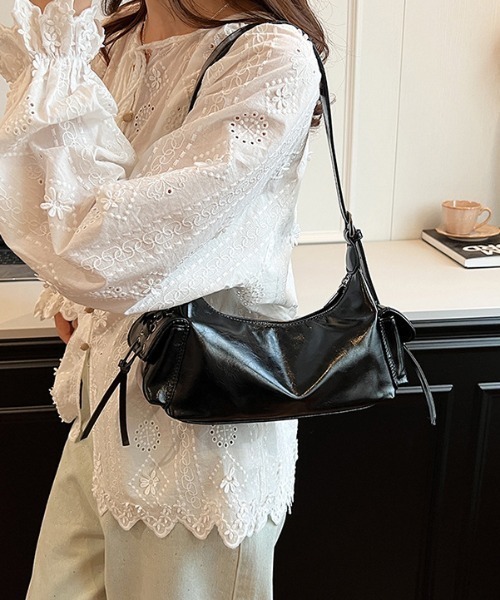 mebole（メボレ）の「サイドポケットレースアップショルダーバッグ（ショルダーバッグ・レディース・ホワイト/レッド/ブラック/ブルー/シルバー・FREE）」の2枚目の写真