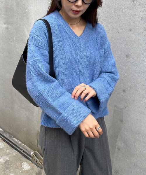 fredy emue（フレディエミュ）の「ブークレニットVネックプルオーバー（ニット/セーター・レディース・ブルー/グレー/アイボリー/レッド・38）」の3枚目の写真