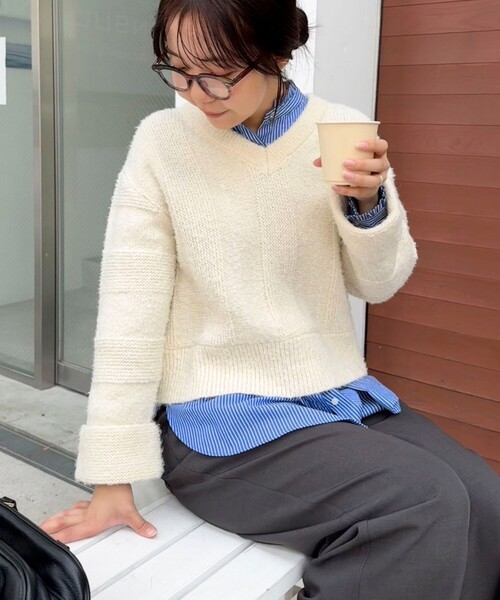 fredy emue（フレディエミュ）の「ブークレニットVネックプルオーバー（ニット/セーター・レディース・ブルー/グレー/アイボリー/レッド・38）」の2枚目の写真