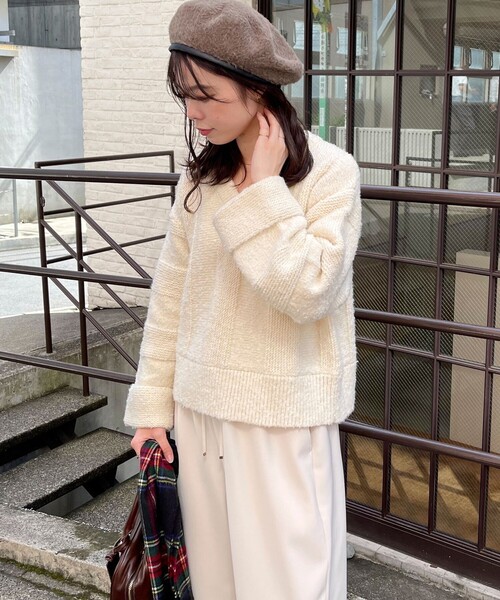 fredy emue（フレディエミュ）の「ブークレニットVネックプルオーバー（ニット/セーター・レディース・ブルー/グレー/アイボリー/レッド・38）」の6枚目の写真