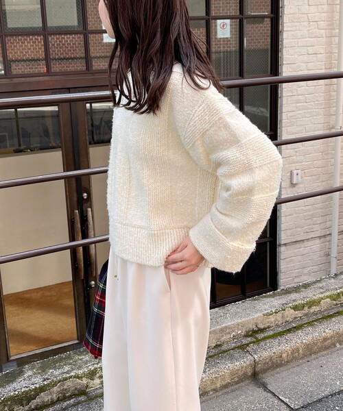 fredy emue（フレディエミュ）の「ブークレニットVネックプルオーバー（ニット/セーター・レディース・ブルー/グレー/アイボリー/レッド・38）」の13枚目の写真