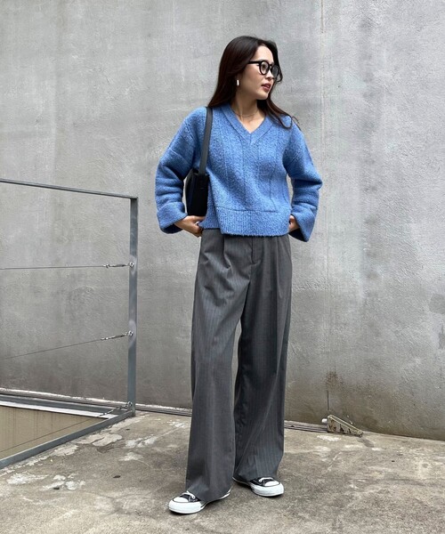 fredy emue（フレディエミュ）の「ブークレニットVネックプルオーバー（ニット/セーター・レディース・ブルー/グレー/アイボリー/レッド・38）」の20枚目の写真