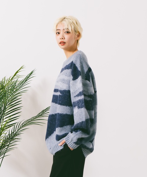 ROUGH TRADE(ラフトレード)の「【ROUGH TRADE/ラフトレード】モヘアライク クルーネックマーブル柄ニット(ニット/セーター・メンズ・グレー系その他/ブルー系その他/オレンジ系その他・MEDIUM/LARGE/X-LARGE)」の11枚目の写真