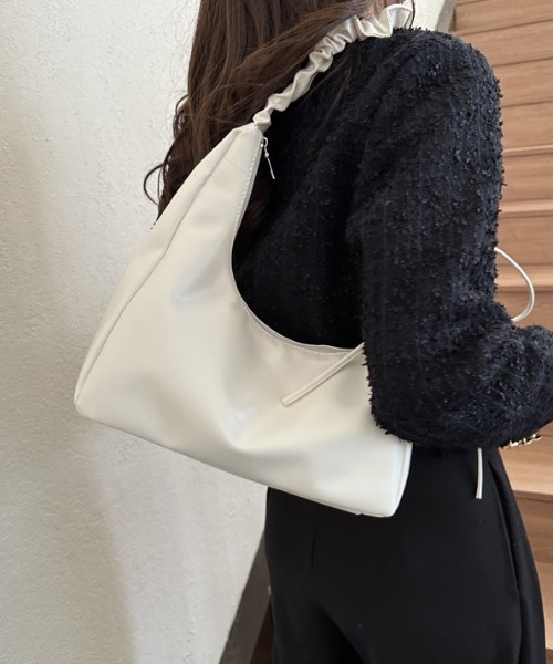 SHEPP(シープ)の「リボン付きギャザーワンショルダーバッグ(ショルダーバッグ・レディース・ブラック/シルバー/ブラウン/ホワイト・F)」の2枚目の写真