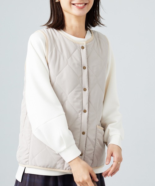 BELLUNA PLUS(ベルーナ)の「裏ファー素材中わたキルトべスト(ベスト・レディース・アイボリー/カーキ/ブルー系・MEDIUM/LARGE/X-LARGE)」の2枚目の写真