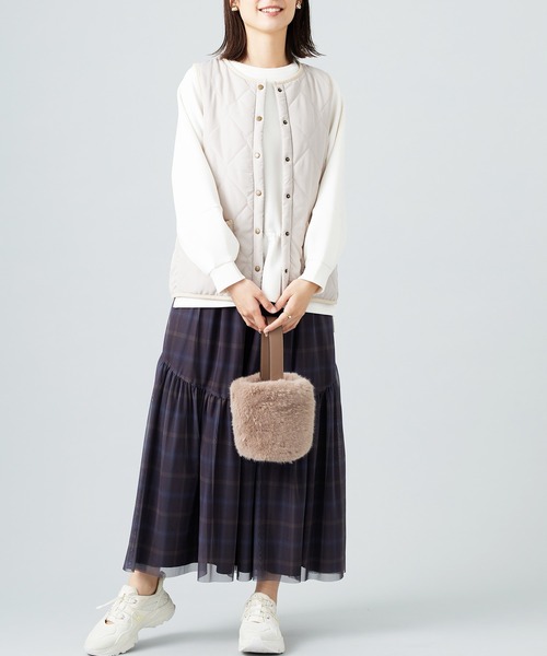 BELLUNA PLUS(ベルーナ)の「裏ファー素材中わたキルトべスト(ベスト・レディース・アイボリー/カーキ/ブルー系・MEDIUM/LARGE/X-LARGE)」の6枚目の写真