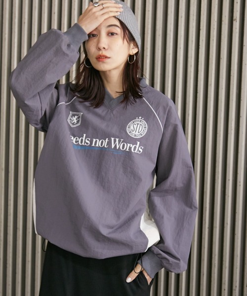 Auntie Rosa Holiday(アンティローザホリデー)の「バイカラーゲーミングナイロントップス(Tシャツ/カットソー・レディース・チャコールグレー/アイボリー・FREE)」の2枚目の写真