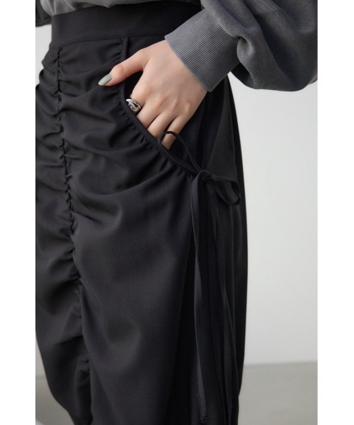 AZUL by moussy（アズールバイマウジー）の「ギャザーマーメイドリボンスカート（スカート・レディース・アイボリー/ブラック・MEDIUM/SMALL）」の3枚目の写真