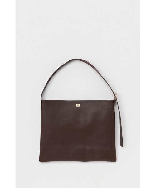 Hender Scheme(エンダースキーマ)の「twist buckle bag L(ショルダーバッグ・メンズ・ダークブラウン/ベージュ系その他/ブラック・FREE)」の3枚目の写真