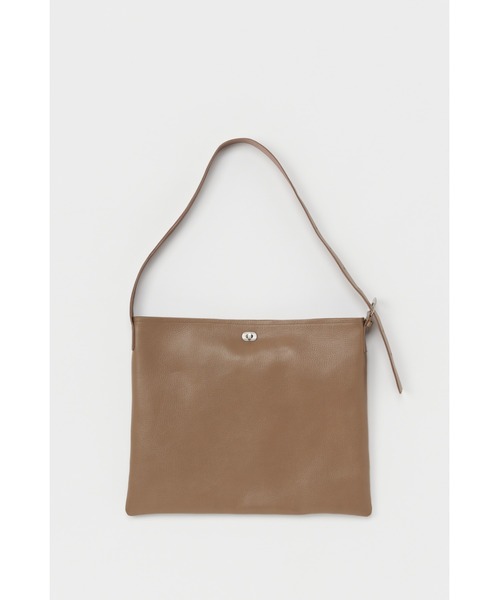 Hender Scheme(エンダースキーマ)の「twist buckle bag L(ショルダーバッグ・メンズ・ダークブラウン/ベージュ系その他/ブラック・FREE)」の1枚目の写真