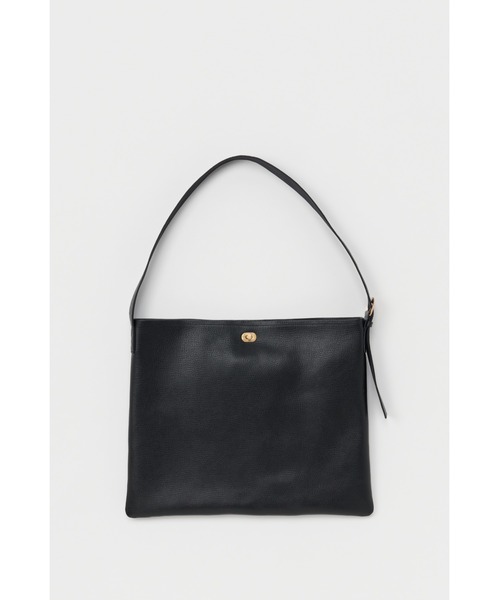 Hender Scheme(エンダースキーマ)の「twist buckle bag L(ショルダーバッグ・メンズ・ダークブラウン/ベージュ系その他/ブラック・FREE)」の2枚目の写真