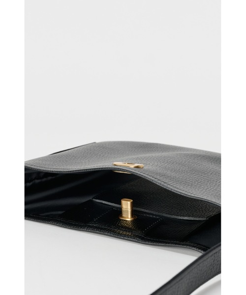 Hender Scheme(エンダースキーマ)の「twist buckle bag L(ショルダーバッグ・メンズ・ダークブラウン/ベージュ系その他/ブラック・FREE)」の5枚目の写真