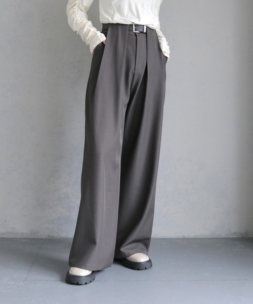 cheriella（シェリエラ）の「【cheriella】ベルト付きタックワイドパンツ BELTED TUCK WIDE PANTS（その他パンツ・レディース・グレー/ブラウン/ブラック・M/S）」の6枚目の写真
