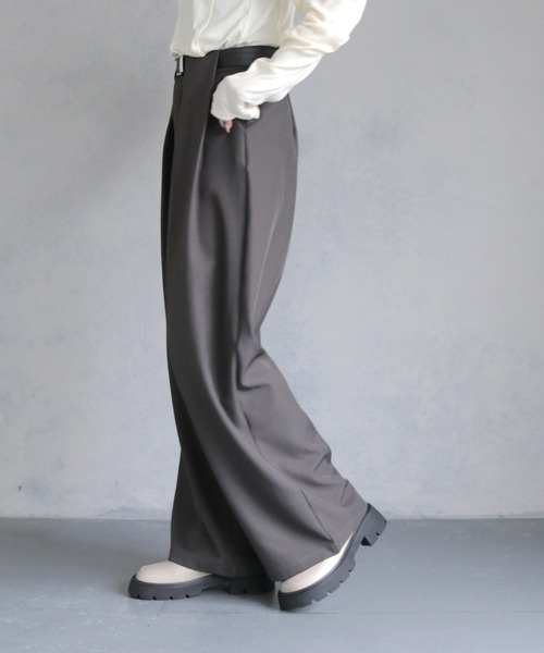 cheriella（シェリエラ）の「【cheriella】ベルト付きタックワイドパンツ BELTED TUCK WIDE PANTS（その他パンツ・レディース・グレー/ブラウン/ブラック・M/S）」の9枚目の写真