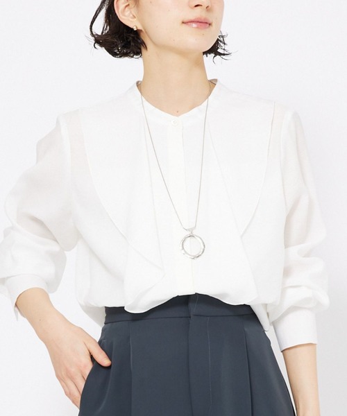qualite（カリテ）の「【一枚で華やぐ、エレガントな春ブラウス】レイヤードラッフルブラウス/春服/夏服/オフィスカジュアル/（シャツ/ブラウス・レディース・ホワイト/グレイッシュブルー/チャコールグレー・フリー）」の2枚目の写真