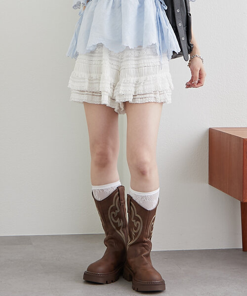 w closet（ダブルクローゼット）の「フリルミニショートパンツ（その他パンツ・レディース・オフホワイト/ブラック・FREE）」の3枚目の写真