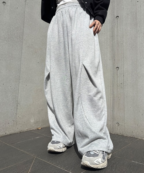 ISOOK（アイスー）の「【ISOOK / アイスー】タック入りバルーンスェットパンツ / ワイド コクーン ルーズ 総ゴム シームデザイン ビックシルエット ユニセックス ノームコア 黒 ブラック グレー ZOZOTOWN限定（スウェットパンツ・レディース・グレー/ブラック・FREE）」の2枚目の写真