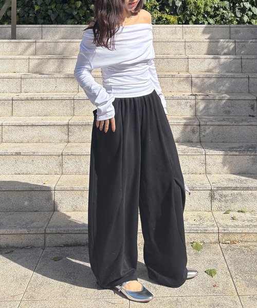 ISOOK（アイスー）の「【ISOOK / アイスー】タック入りバルーンスェットパンツ / ワイド コクーン ルーズ 総ゴム シームデザイン ビックシルエット ユニセックス ノームコア 黒 ブラック グレー ZOZOTOWN限定（スウェットパンツ・レディース・グレー/ブラック・FREE）」の3枚目の写真