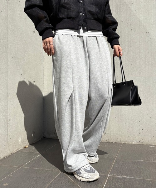 ISOOK（アイスー）の「【ISOOK / アイスー】タック入りバルーンスェットパンツ / ワイド コクーン ルーズ 総ゴム シームデザイン ビックシルエット ユニセックス ノームコア 黒 ブラック グレー ZOZOTOWN限定（スウェットパンツ・レディース・グレー/ブラック・FREE）」の16枚目の写真